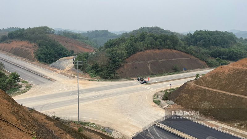 Một góc tuyến đường nối quốc lộ 32C với cao tốc Nội Bài - Lào Cai. Ảnh: Đinh Đại 