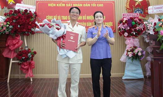 Ông Ngô Quang Đạt nhận quyết định bổ nhiệm chức vụ Phó Viện trưởng Viện KSND tỉnh Bình Phước. Ảnh: Viện KSND Tối cao