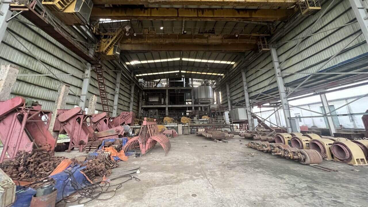 Ngày 23.3, ghi nhận thực tế của PV Báo Lao Động tại nhà máy mía đường là khung cảnh hoang tàn, nhếch nhác, không một bóng người.