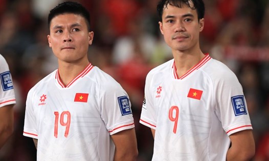 Tiền đạo Văn Toàn (phải) và tiền vệ Quang Hải của tuyển Việt Nam. Ảnh: Minh Dân