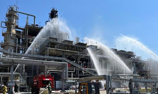 Lính cứu hỏa Nga chữa cháy tại nhà máy lọc dầu Novoshakhtinsk ở vùng Rostov sau cuộc tấn công của Ukraina. Ảnh: Bộ Khẩn cấp Nga