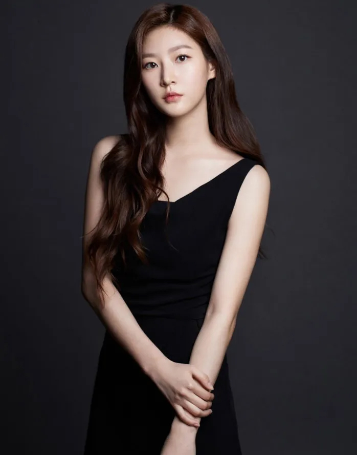 Kim Sae Ron sinh năm 2000, từng là diễn viên nhí nổi tiếng xứ Hàn. Sự nghiệp diễn xuất của cô bắt đầu từ năm 9 tuổi với vai diễn trong nghiệp diễn xuất từ năm 9 tuổi với vai một em bé bị bố bỏ rơi trong phim điện ảnh “A Brand New Life” (Một cuộc sống mới).  Với màn hóa thân tự nhiên, vai diễn giúp Kim Sae Ron trở thành nữ diễn viên trẻ nhất Hàn Quốc từng được mời tới tham dự Liên hoan phim Cannes.