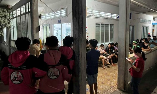Rất đông người đến chờ xét nghiệm máu để tìm máu tương thích cho sản phụ. Ảnh: Cộng đồng Phú Quốc