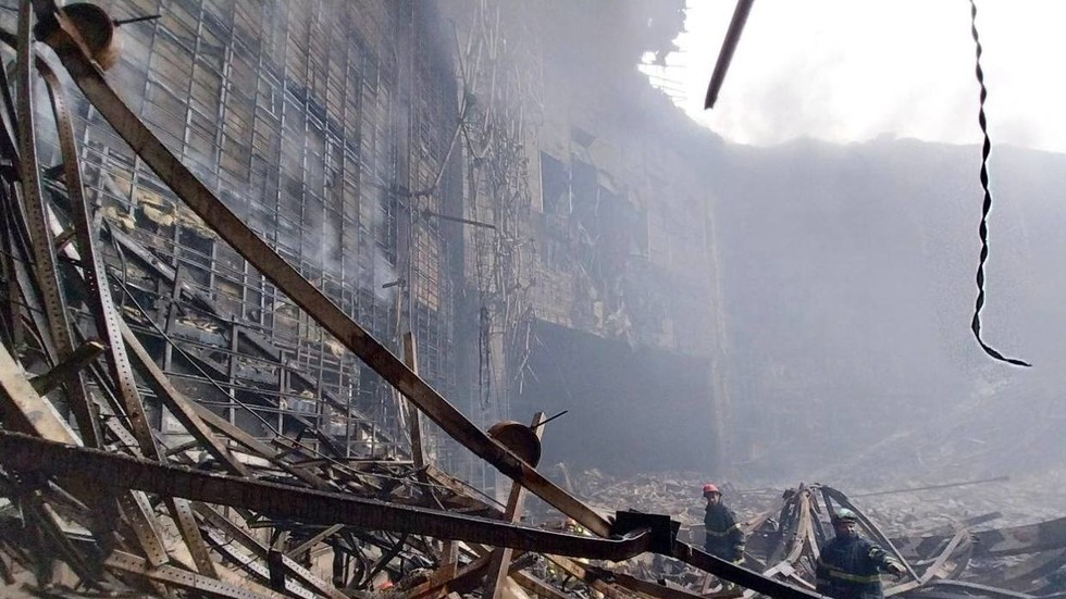 Nhà hát Crocus City Hall ở Nga bị cháy sau vụ tấn công khủng bố tối 22.3.2024. Ảnh: Bộ Tình trạng Khẩn cấp Nga