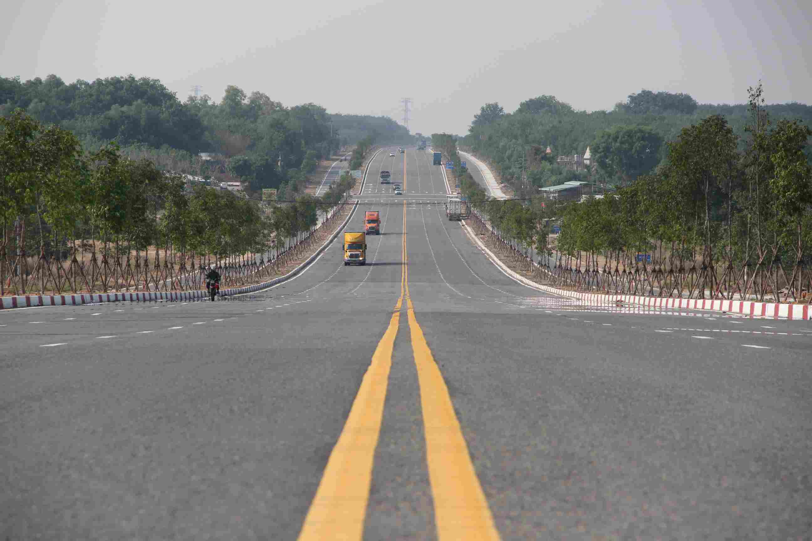 Đường Mỹ Phước Tân Vạn đi qua Bến Cát dài khoảng 15km, từ điểm đầu giao nhau với đường ĐT 741 (thành phố Thủ Dầu Một) và điểm cuối giao nhau với đường HL601 (huyện Bàu Bàng).