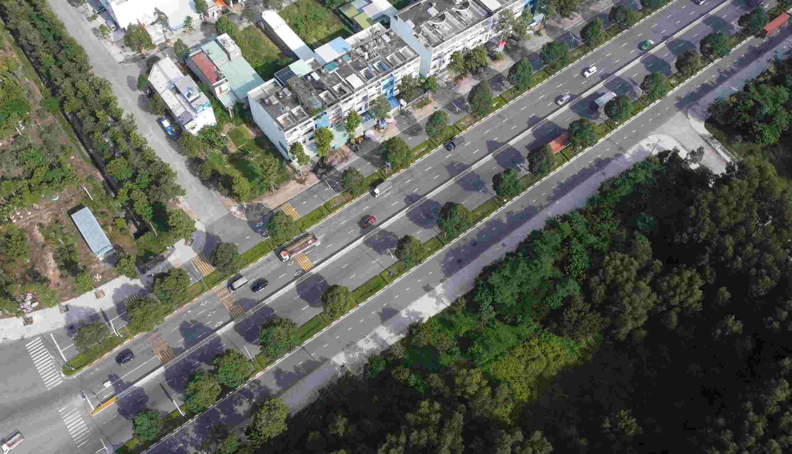 Đường Mỹ Phước Tân Vạn đã được thông xe đoạn qua Bến Cát từ năm 2021.   Hiện nay truyến đường này dài khoảng trên 50km từ trung tâm hành chính huyện Bàu Bàng về ngã ba Tân Vạn.
