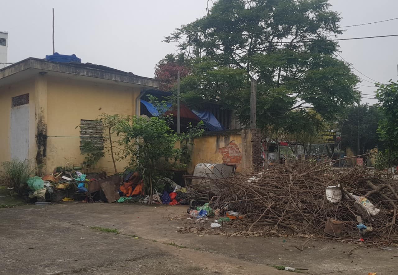 Khuôn viên trụ sở Ga Ninh Bình cũ thành bãi đổ rác thải. Ảnh: Nguyễn Trường