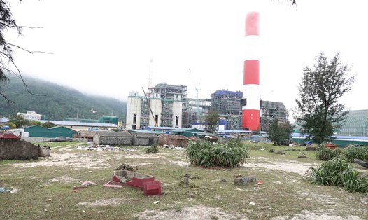 Nhà máy Nhiệt điện Vũng Áng 2 rất gần khu dân cư thôn Hải Phong 1 xã Kỳ Lợi. Ảnh: Trần Tuấn