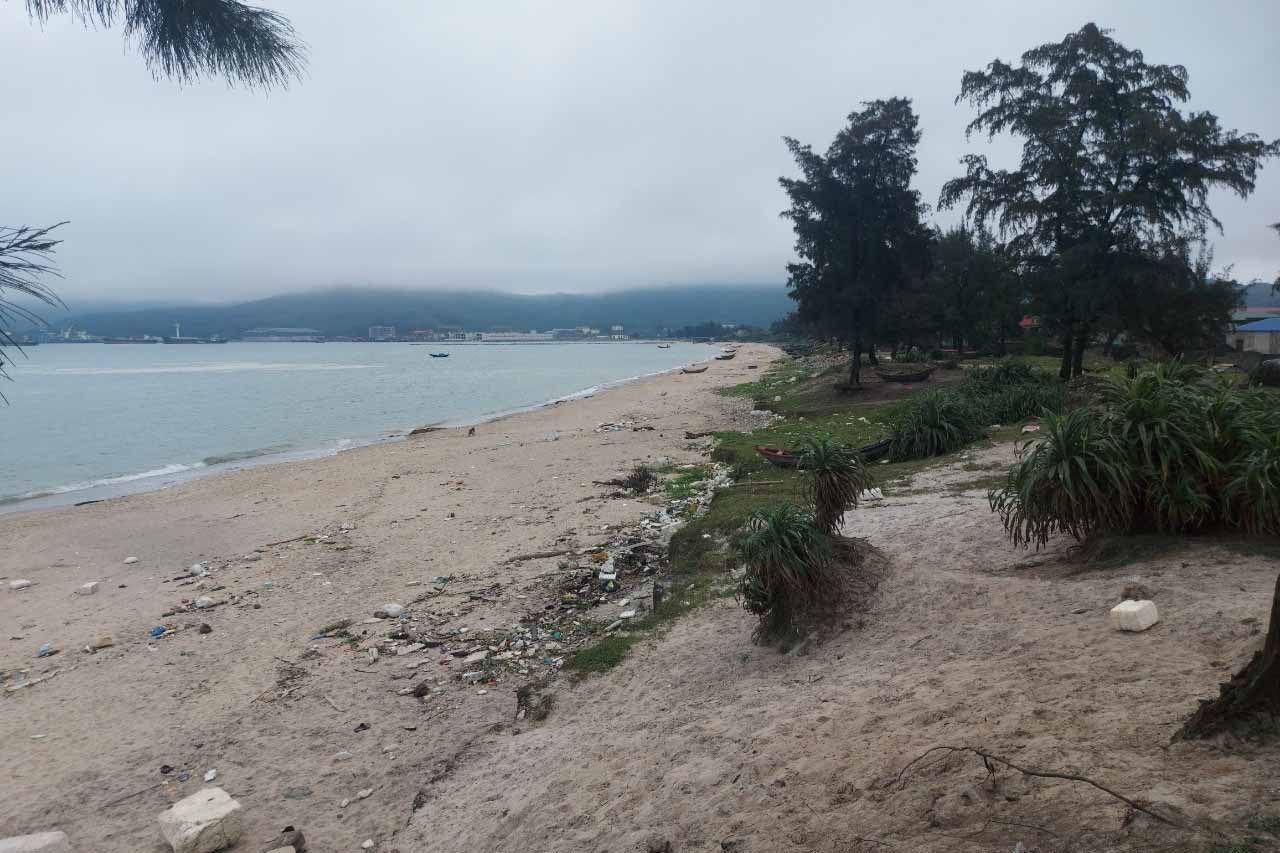Một góc thôn Hải Phong 1 và Hải Phong Hải vừa bị ảnh hưởng bới sạt lở bờ biển vừa ngột ngạt do gần Nhà máy Nhiệt diện Vũng Áng 2 sắp hoàn thành. Ảnh: Trần Tuấn.