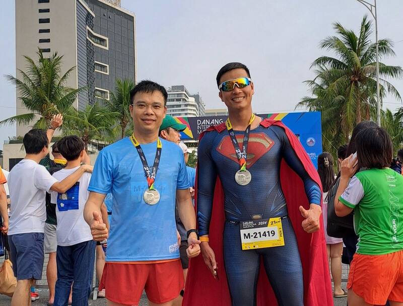 Anh Nguyễn Thành Trung, vận động viên đến từ Quảng Nam hóa trang thành siêu nhân để tham gia cuộc thi. Ảnh: Nguyễn Linh