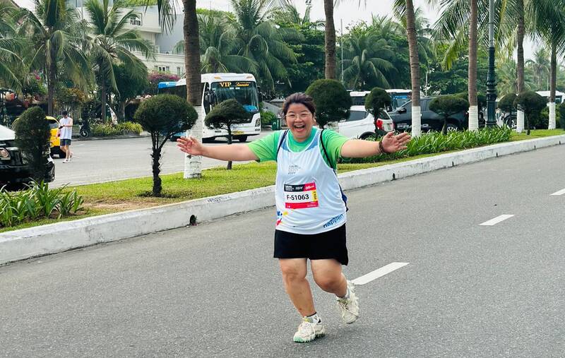 Chị Nguyễn Thị Phước tham gia cuộc thi Marathon quốc tế Đà Nẵng để truyền động lực cho con của mình. Ảnh: Nguyễn Linh