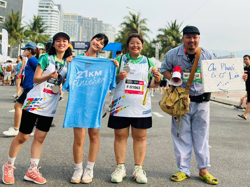 Những vận động viên hóa trang trong cuộc thi Marathon quốc tế Đà Nẵng. Ảnh: Nguyễn Linh