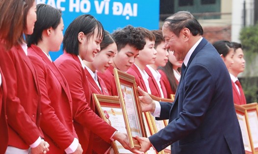 Ông Nguyễn Văn Hùng - Ủy viên Trung ương Đảng, Bộ trưởng Bộ Văn hóa, Thể thao và Du lịch - trao thưởng cho các vận động viên tiêu biểu năm 2023. Ảnh:  Viết Thành - Quang Thái