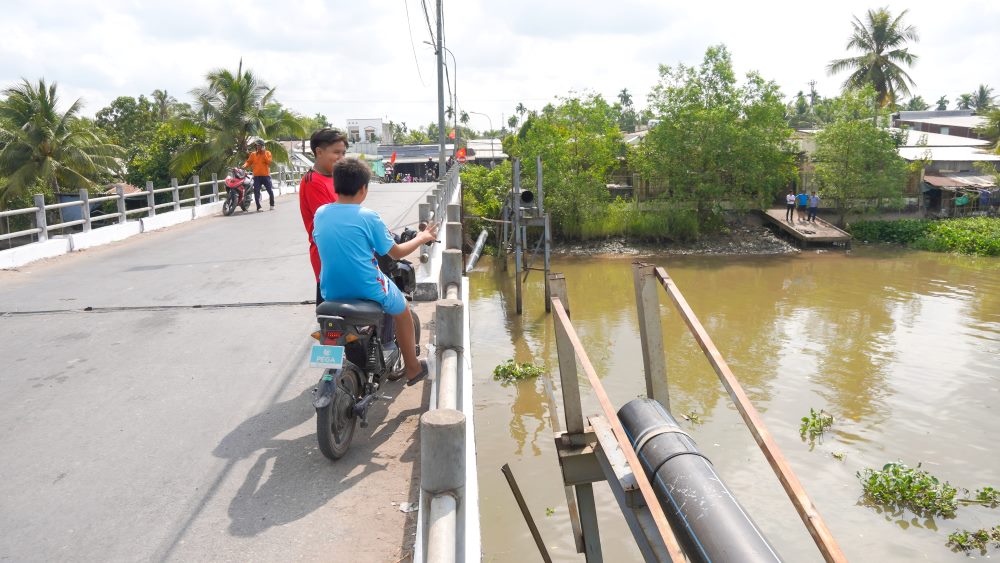 Ghi nhận của phóng viên tại cầu Nhiếm vào trưa ngày 24.3, phần nhịp giữa của cầu đã bị lệch, trụ đỡ ống dẫn nước và nhiều thanh sắt đã bị cong.