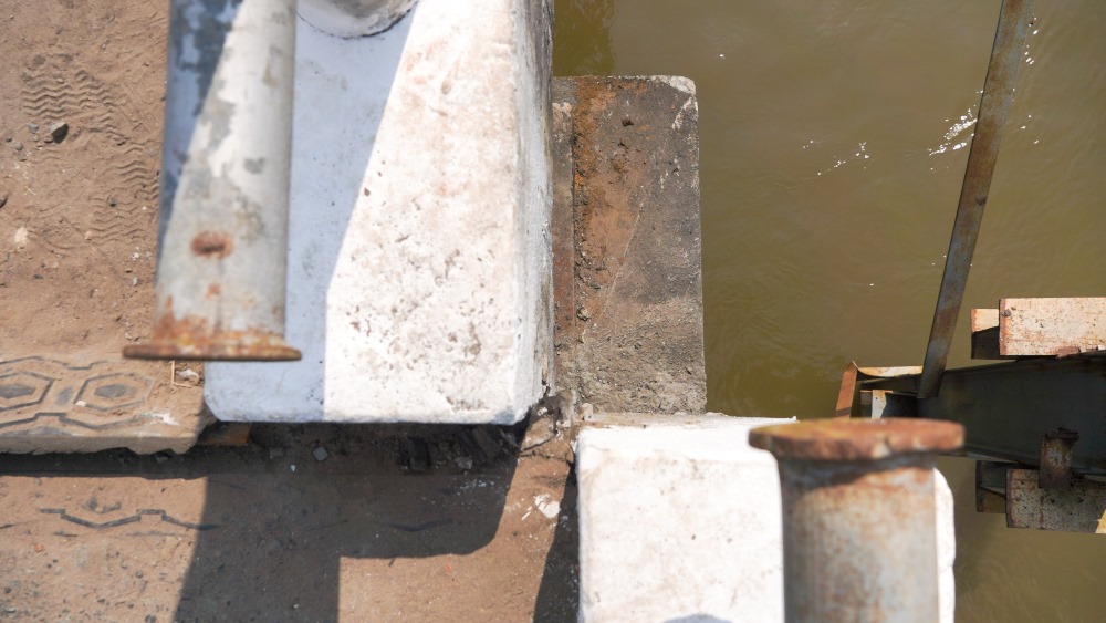 Chiều ngày 23.3, một chiếc sà lan chở vật liệu xây dựng lưu thông trên sông Cần Thơ khi đi đến địa bàn xã Tân Thới đã va vào cầu Nhiếm làm lệch nhịp giữa của cầu khoảng 30cm.