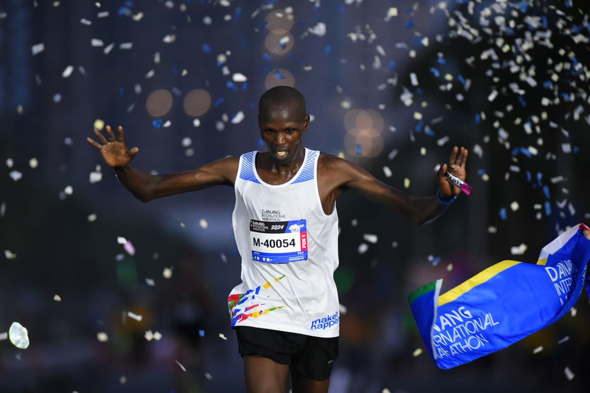 Vận động viên nam người Kenya, Kiptoo Edwin, giành chức vô địch cự ly marathon của nam. Ảnh: Linh Nguyễn