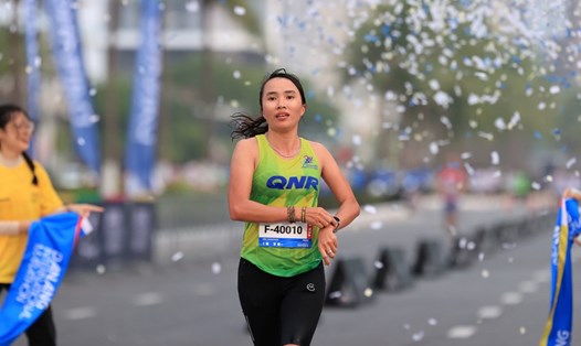 Phạm Thị Bình về nhất nội dung marathon của nữ tại Giải Marathon quốc tế Đà Nẵng 2024. Ảnh: Linh Nguyễn