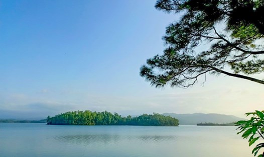 Hồ Phú Ninh có diện tích mặt nước 3.433ha. Ảnh: Diễm My