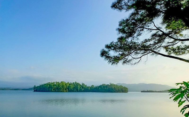 Hồ Phú Ninh có diện tích mặt nước 3.433ha. Ảnh: Diễm My