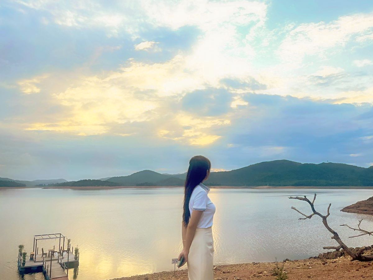 Du khách chụp hình tại hồ Phú Ninh. Ảnh: Diễm My