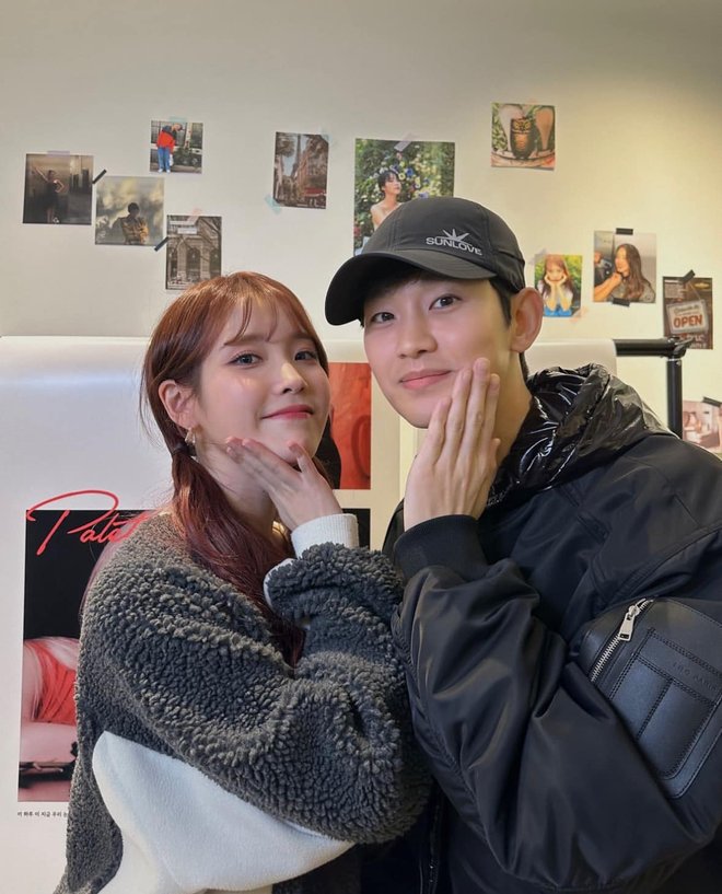 IU và Kim Soo Hyun là những người bạn thân thiến ngoài đời. Ảnh: Instagram