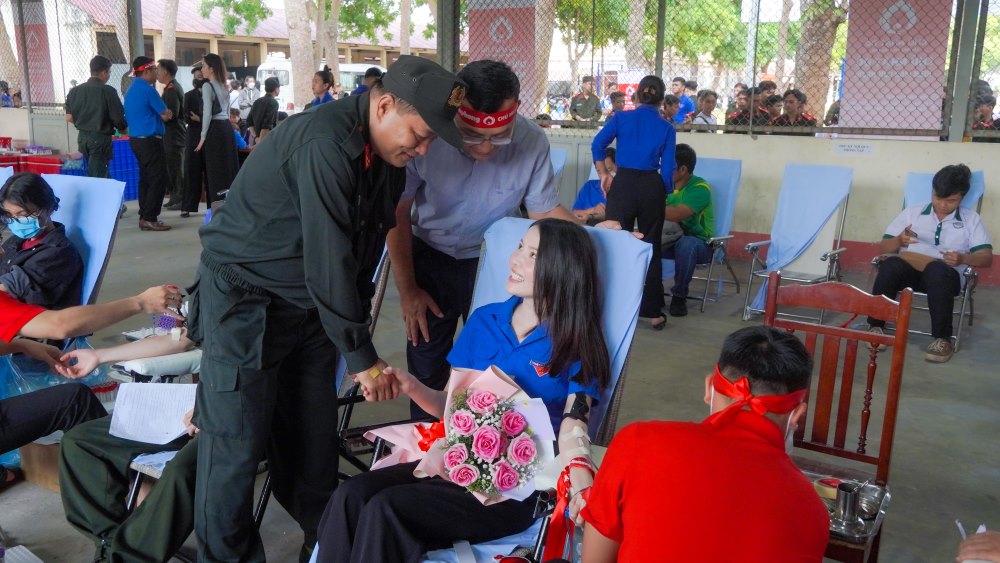 Hoa khôi Huỳnh Thúy Vi cũng tham gia hiến máu.