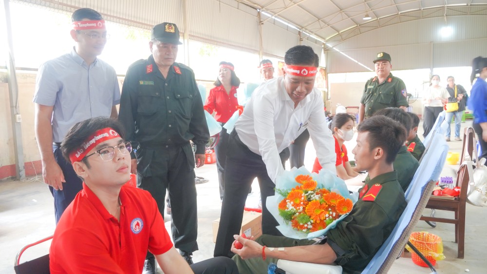 Phó Chủ tịch UBND Cần Thơ Nguyễn Thực Hiện thăm hỏi các chiến sĩ tham gia hiến máu.
