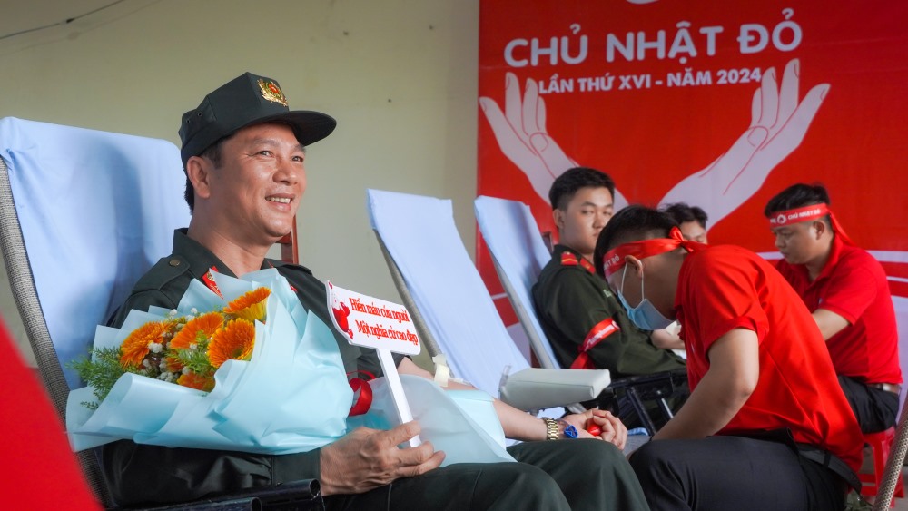 Thượng tá Vũ Xuân Hòa - Phó Trung đoàn trưởng Trung đoàn CSCĐ Tây Nam Bộ tham gia hiến máu.