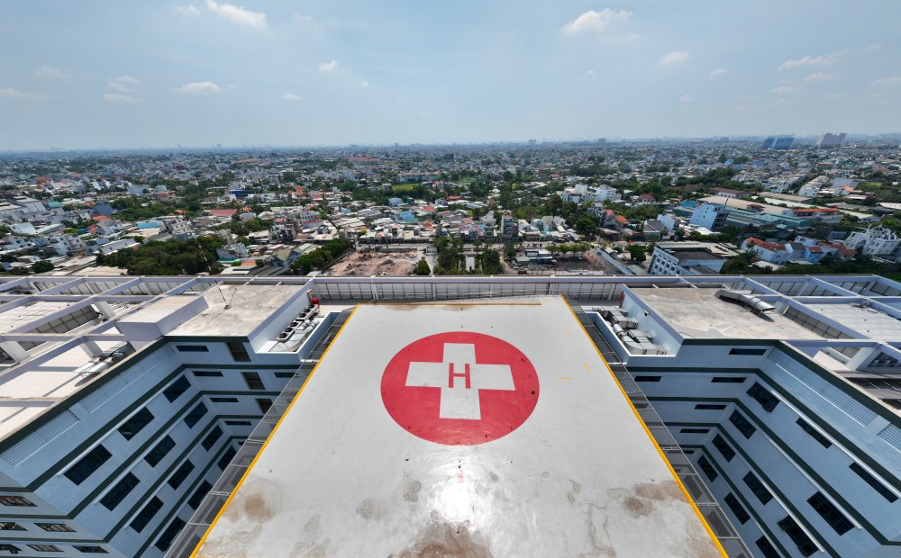  Đặc biệt, Bệnh viện có bãi đáp trực thăng trên tầng 12 để đáp ứng yêu cầu cấp cứu bằng đường hàng không. Ngoài ra, dự án bệnh viện còn tạo quỹ đất để xây dựng thêm 500 giường nội trú khi có nhu cầu mở rộng.