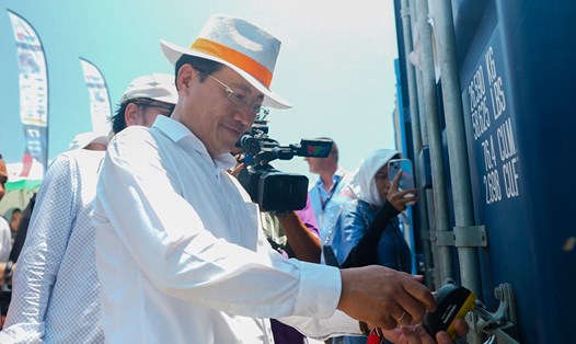 Chủ tịch tỉnh Bình Định Phạm Anh Tuấn "đập hộp" chiếc thuyền máy công thức 1 gần cả triệu đô. Ảnh: Ban tổ chức