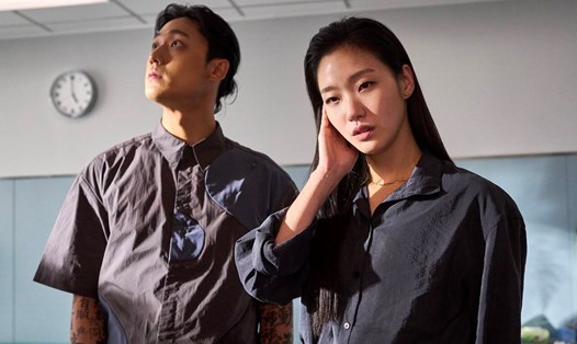 Lee Do Hyun và Kim Go Eun gây sốt với vai pháp sư trong "Quật mộ trùng ma". Ảnh: Nhà sản xuất