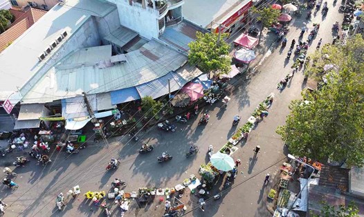 Lấn chiếm lòng lề đường buôn bán ở Đồng Nai. Ảnh: Hà Anh Chiến