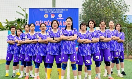 Đội bóng đá nữ Công ty Điện lực Sóc Sơn (thuộc EVNHANOI) đã sẵn sàng cho trận đấu tại vòng loại. Ảnh: Công đoàn EVNHANOI