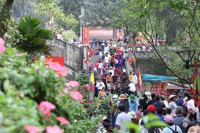 Đông đảo du khách thập phương đến với Lễ hội Tây Thiên. Ảnh: Khánh Linh