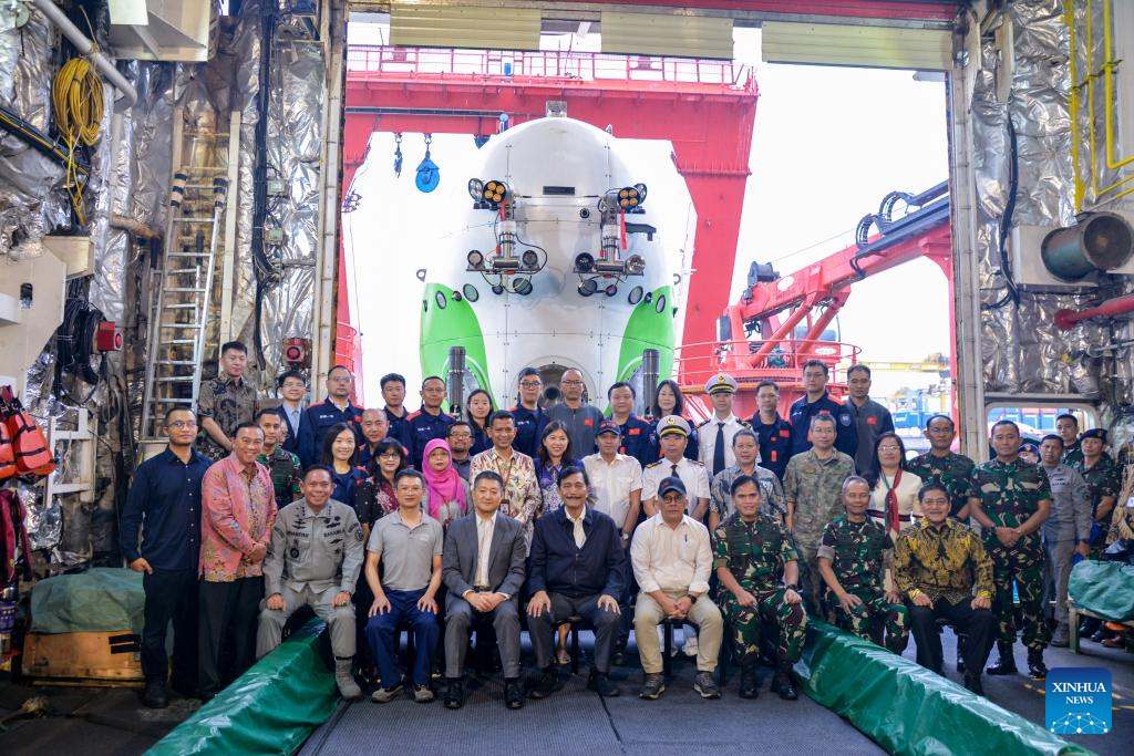 Quan khách chụp ảnh với tàu lặn biển sâu có người lái “Fendouzhe” trên tàu nghiên cứu khoa học Tan Suo Yi Hao (Discovery One) tại cảng Tanjung Priok ở Jakarta, Indonesia, ngày 22.3.2024. Ảnh: Xinhua