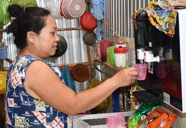 Người dân có trang bị máy lọc nước nhưng không thể uống được vì nguồn nước đã nhiễm phèn, mặn. Ảnh: Nhật Hồ