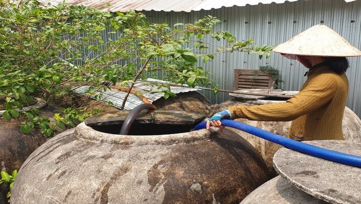 Cũng tại tỉnh Cà Mau, thống kê của Sở Nông nghiệp Phát triển Nông thôn có đến trên 5.000 hộ dân thiếu nước sạch sinh hoạt. Người dân sử dụng lu, khạp thế này để chứa nước từ nơi khác đem tới với mức giá một khối nước lên đến 100.000 đồng. 