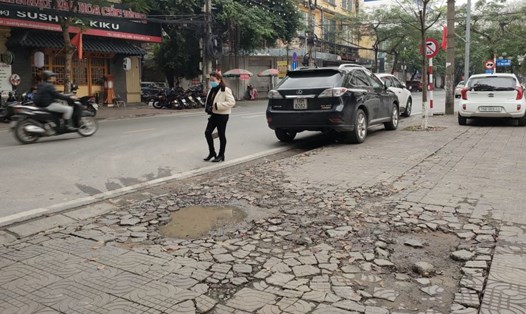 Vỉa hè tuyến phố Điện Biên Phủ sẽ được cải tạo, chỉnh trang từ nay đến tháng 10.2024. Ảnh: Hoàng Khôi