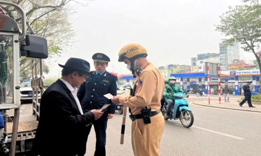 Lực lượng CSGT phối hợp cùng Thanh tra Sở Giao thông Vận tải Hà Nội kiểm tra, xử lý một trường hợp xe ba bánh. Ảnh: Công an Hà Nội