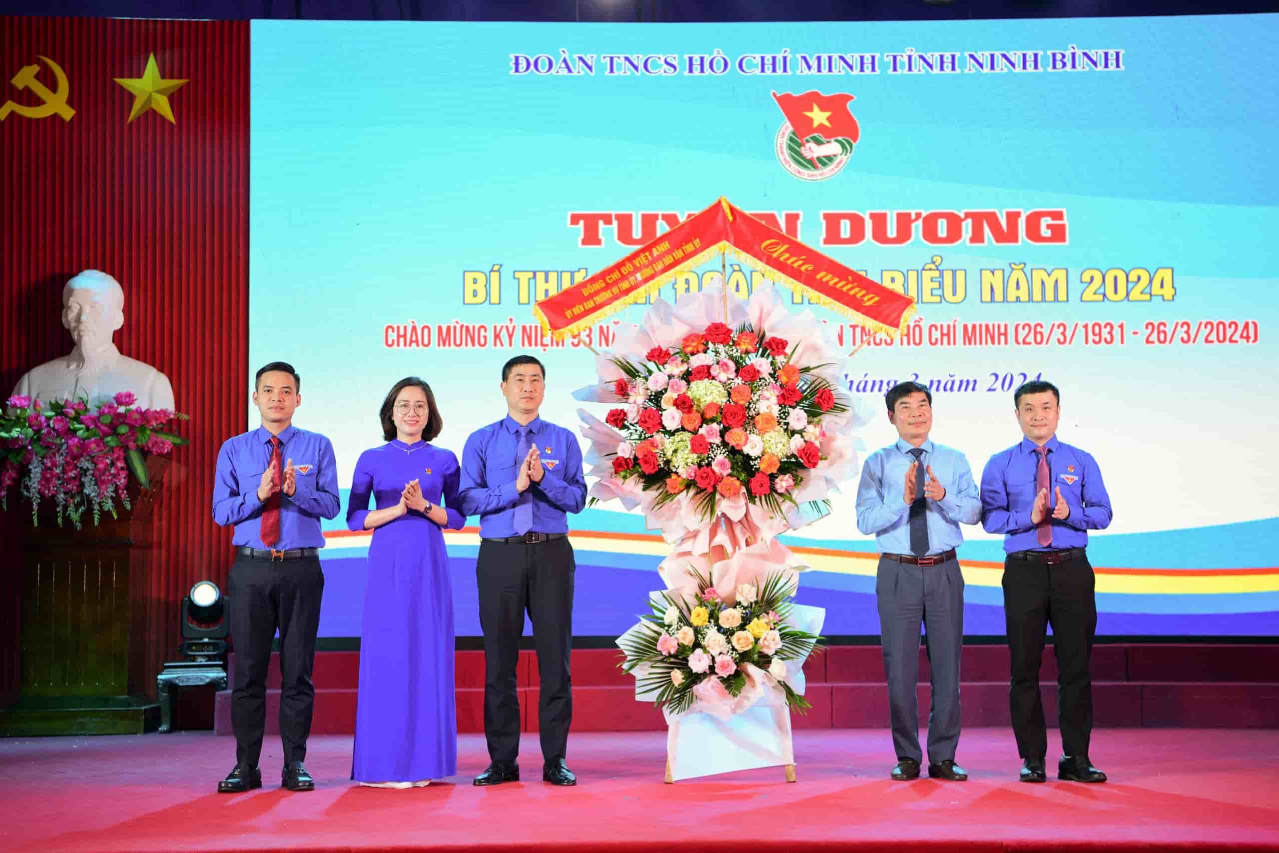 Đại diện lãnh đạo Tỉnh uỷ Ninh Bình tặng hoa chúc mừng Tỉnh đoàn Ninh Bình. Ảnh: Nguyễn Trường