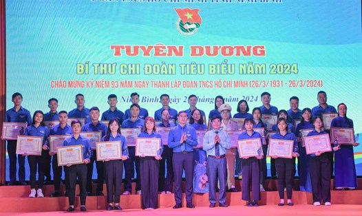 Gần 100 Bí thư chi đoàn tiêu biểu trên địa bàn tỉnh Ninh Bình được tuyên dương, khen thưởng. Ảnh: Nguyễn Trường