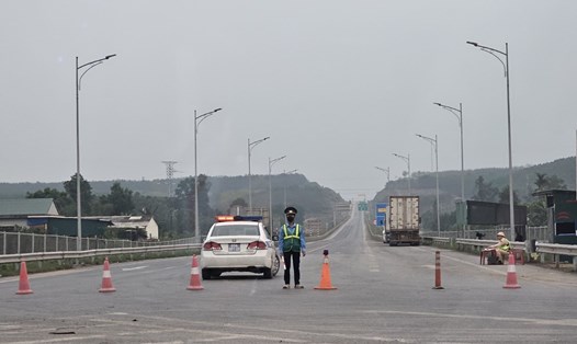 Lực lượng chức năng chặn đầu vào cao tốc Cam Lộ - La Sơn ở địa phận tỉnh Quảng Trị, ngăn không cho các phương tiện đi vào để xử lý vụ tai nạn. Ảnh: Hưng Thơ.