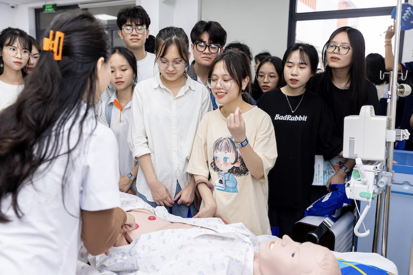 Học sinh tìm hiểu ngành Điều dưỡng tại Phòng thực hành cấp cứu cùng giảng viên Nhà trường