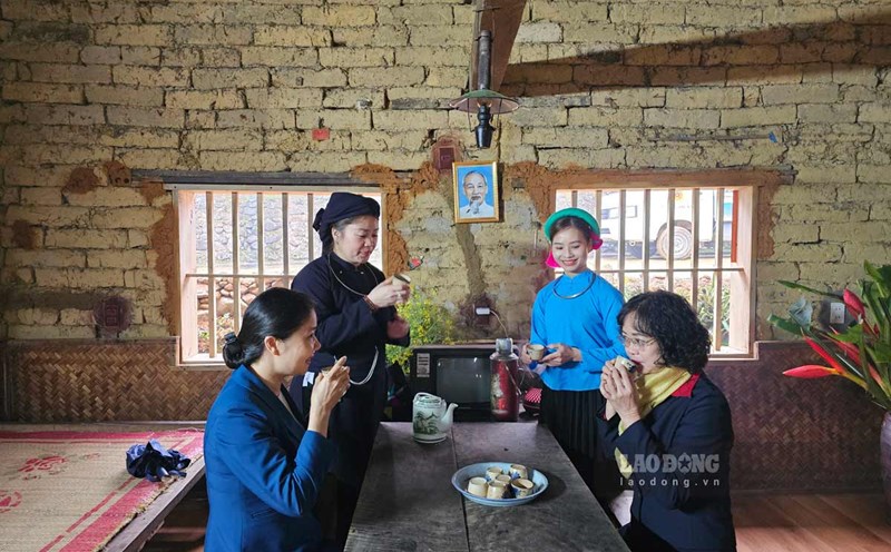 Du khách thưởng thức đồ uống tại homestay Khe Lục, xã Đại Dực, huyện Tiên Yên. Ảnh: Đoàn Hưng
