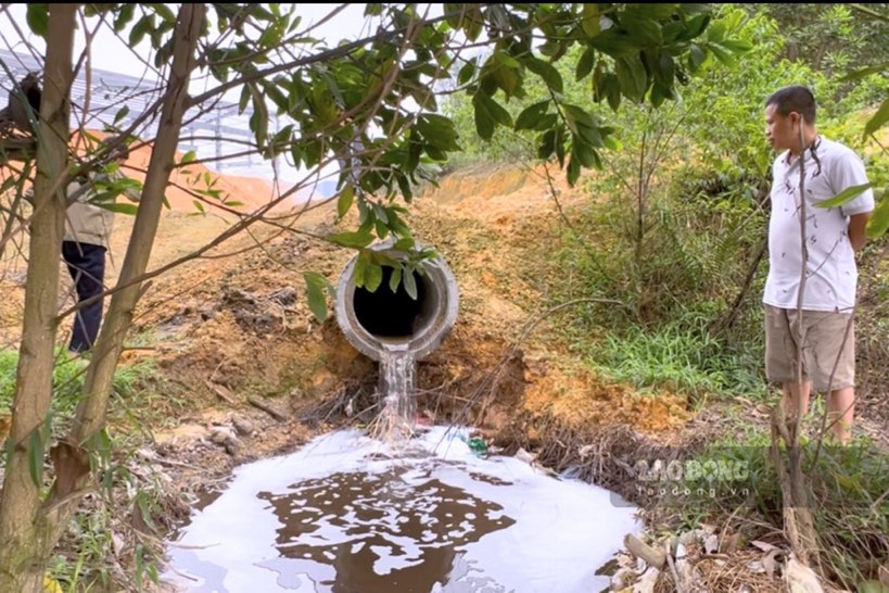 Sau ít ngày, nước thải từ ống cống lại tiếp tục chảy khiến người dân lo lắng, bất an. Ảnh: Việt Bắc.