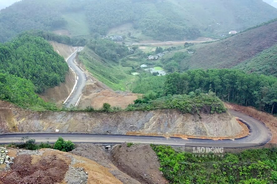 Đây là đoạn đường thuộc tuyến chính của dự án (tuyến số 1): Đường tỉnh 313G (đoạn Quốc lộ 70B huyện Yên Lập đi Quốc lộ 32 huyện Tân Sơn) với chiều dài 8,9 km. Ảnh: Tô Công.