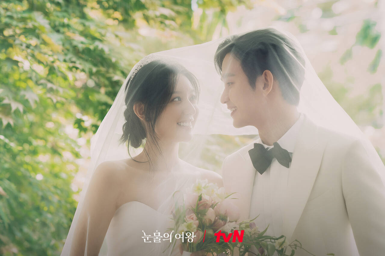 Ảnh cưới của Kim Ji Won và Kim Soo Hyun trong “Queen of Tears” gây sốt. Ảnh: Nhà sản xuất