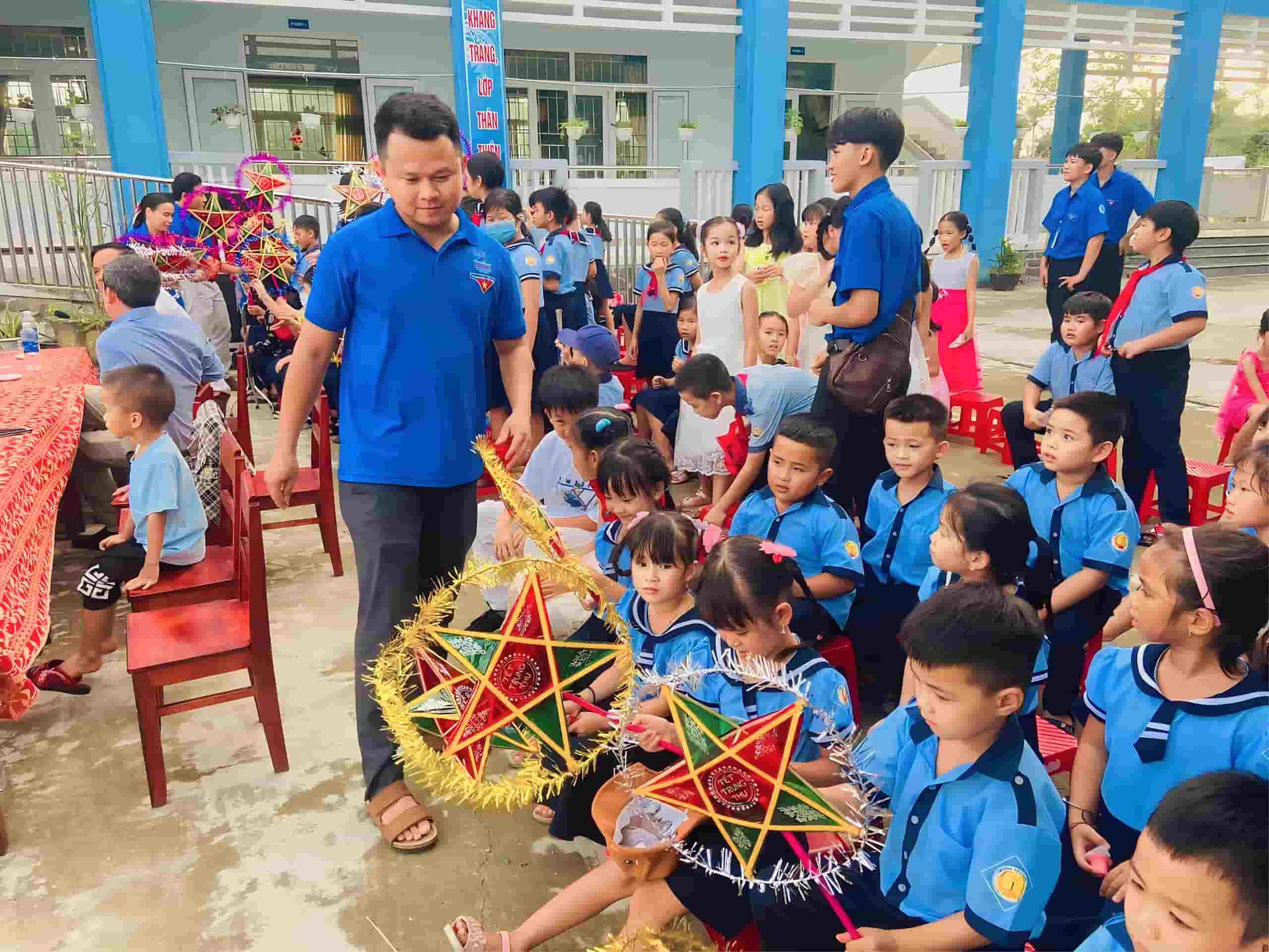 Anh Hồ Xuân Hoàng tổ chức chương trình Trung thu cho em cho thiếu nhi trên địa bàn xã. Ảnh: Quảng An.