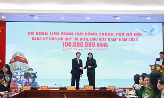 Đại diện cán bộ, công nhân viên chức lao động Cơ quan Liên đoàn Lao động Thành phố Hà Nội đăng ký ủng hộ tới Quỹ số tiền 100 triệu đồng. Ảnh: Hải Minh