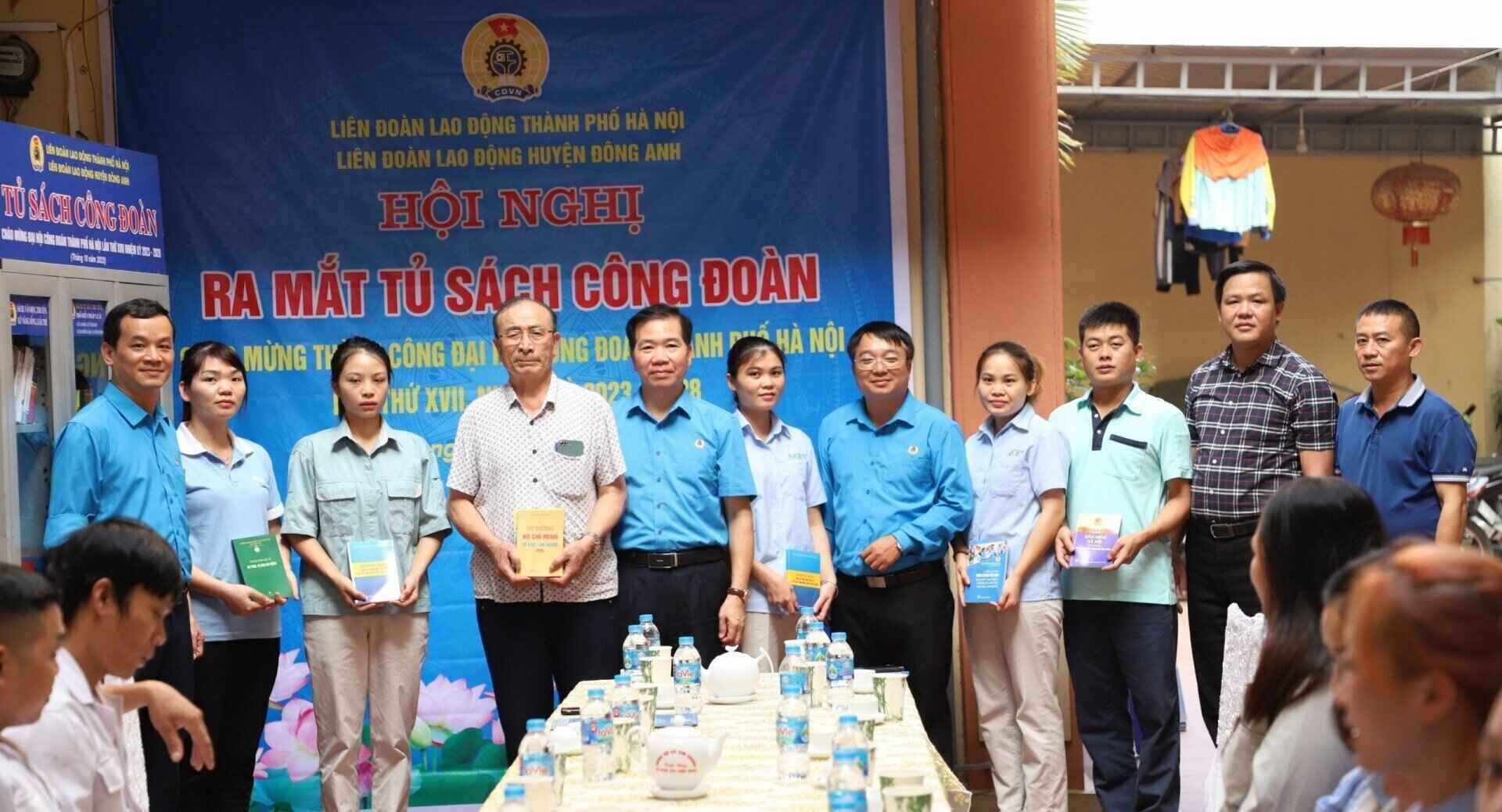  Ra mắt Tủ sách Công đoàn tại huyện Đông Anh do Công đoàn xây dựng. Ảnh: Dương Ánh